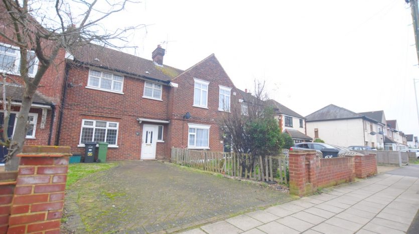 3 Bedroom Mid Terraced House To Rent in Tomswood Hill, Barkingside, IG6 