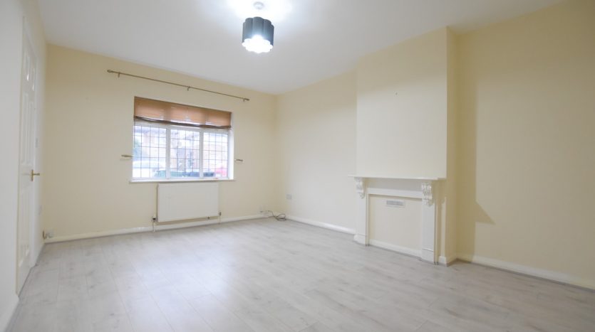 3 Bedroom Mid Terraced House To Rent in Tomswood Hill, Barkingside, IG6 