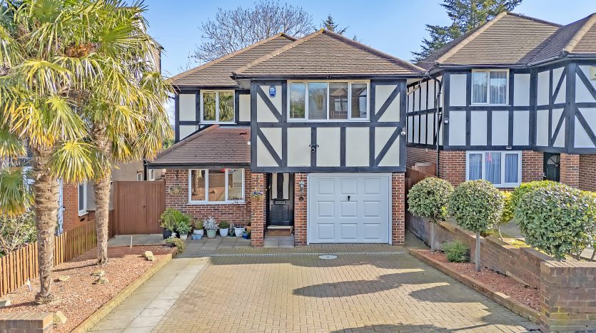 4 Bedroom  For Sale in 1a Stradbroke Grove, Buckhurst Hill, IG9 